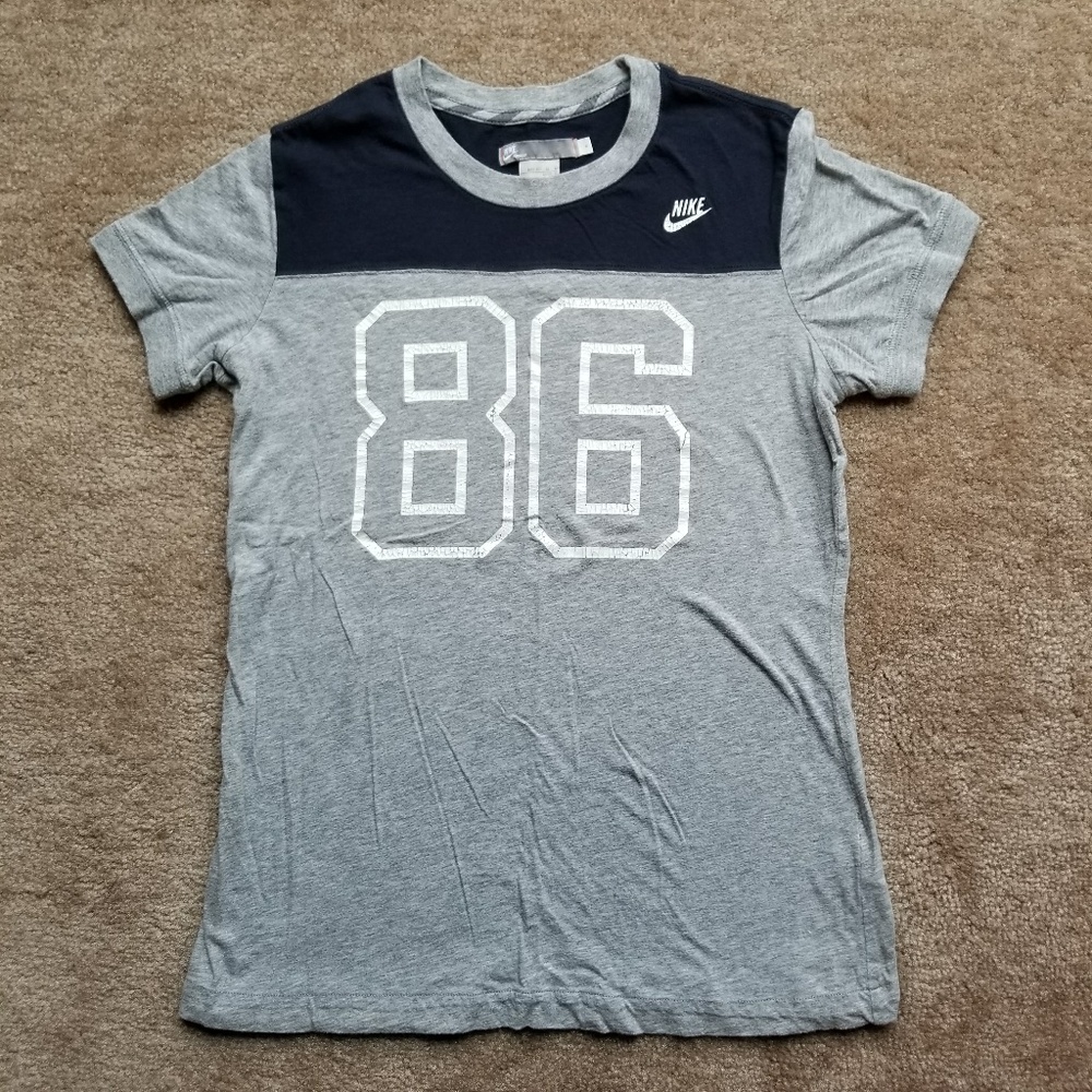 Like New women's Nike graphic gray logo tee